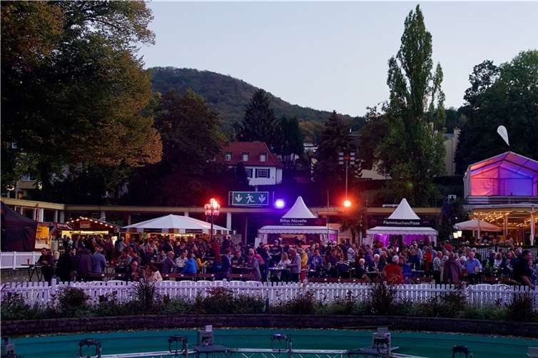 Besuchermassen strömten in den Kurpark.