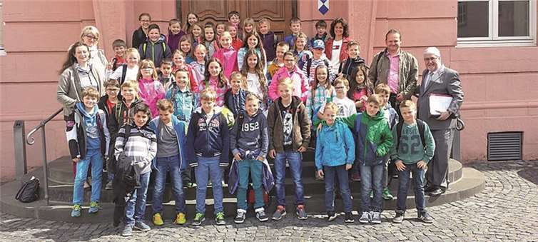 Besuchsgruppe der 4. Klassen aus Straßenhaus im Mainzer Landtag. Elisabeth Bröskamp, MdL