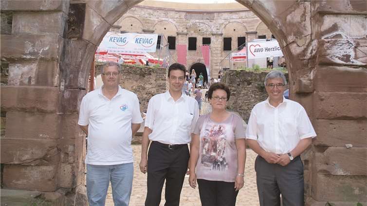 Besuchten die Ferienfreizeit am Fort Asterstein: Günther Neffgen (AWO), Landtagsabgeordneter Andreas Biebricher, Waltraud Marquet (stellvertretende Kreisvorsitzende der AWO), und der rheinland-pfälzische Innenminister Roger Lewentz (v.l.).