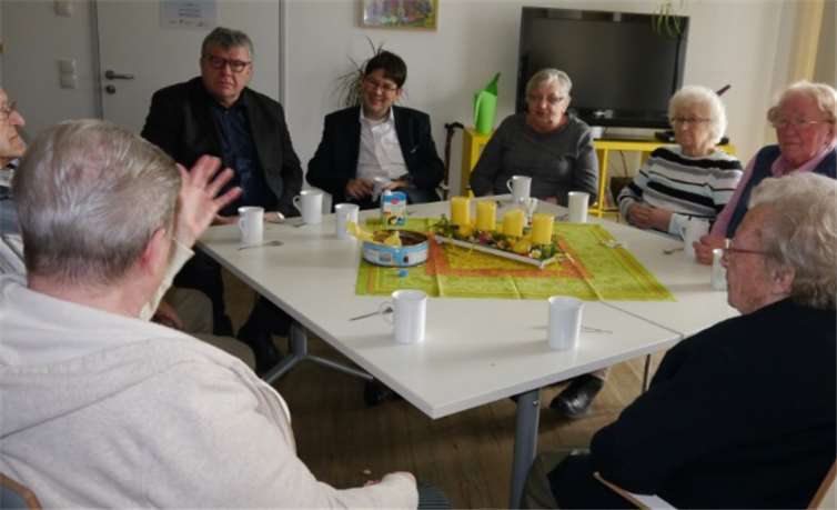 Besuchten gemeinsam den Donnerstagstreff der „Sozialen Stadt“: Landratskandidat Michael Mahlert (li.) und Neuwieds Beigeordneter Michael Mang (2.v.li.).privat