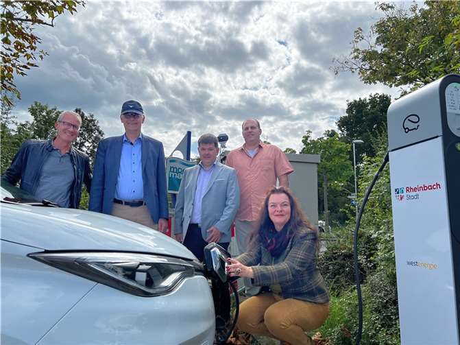 Betankten symbolisch ein Elektrofahrzeug der Stadt Rheinbach an einer der beiden neuen Ladesäulen für Autostrom in Rheinbach, v.l.n.r. Peter Schmitz, Bürgermeister Ludger Banken, Technischer Beigeordneter Torsten Bölinger (Stadt Rheinbach), Peter Bauer und Lydia Bauer (Westenergie). Foto: Stadt Rheinbach