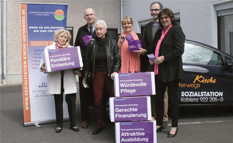 Beteiligte am Aktionstag Altenpflege 2014 der Sozialstation Kirche unterwegs Koblenz (von links): Marga Wirz (stellvertretende Vorsitzende Aufsichtsrat), Rainer Faust (Vorsitzender Aufsichtsrat), Monika Artz (Vorsitzende Seniorenbeirat der Stadt Koblenz), Sabine Moog-Kleovoulos (Geschäftsführerin), Rolf Stahl (Superintendent/Aufsichtsratsmitglied), Ute Straube-Hammes (Vorsitzende des Pfarreienrates rechte Rheinseite).privat