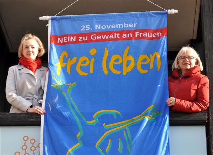 Beteiligten sich an der Fahnenaktion: die erste stellvertretende Bürgermeisterin Ariane Stech (links) und die städtische Gleichstellungsbeauftragte Bettina Hihn (rechts).Foto: Stadt Meckenheim