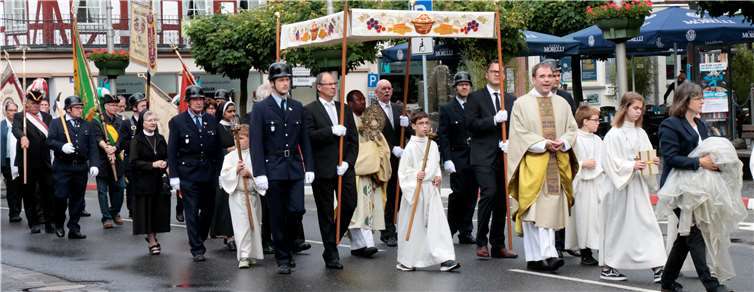 Betend und singend zogen die Gläubigen mit dem Allerheiligsten durch die Straßen. Heinz-Toni Sesterheim