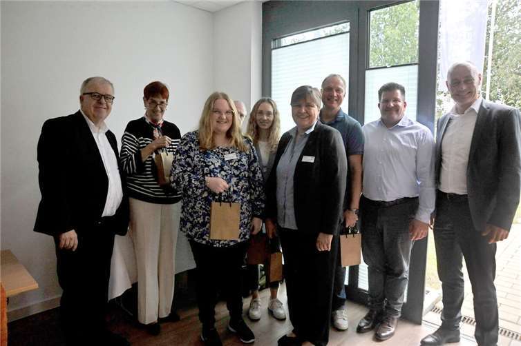 Bethels Vorstandsvorsitzender Pastor Ulrich Pohl (l.) und sein Stellvertreter Pastor Dr. Bartolt Haase (r.) sowie Pastorin Dr. Johanna Will-Armstrong (2. v.l.), Geschäftsführerin von Bethel im Ahrtal, dankten den Mitarbeitenden Katharina Kläsgen (v.l.), Andreas Voget (verdeckt), Louisa Rosenberg, Doris von Haebler, Olaf Tegtmeier und Stephan Zöllner.  Foto: Philipp Kreutzer / v. Bodelschwinghsche Stiftungen Bethel