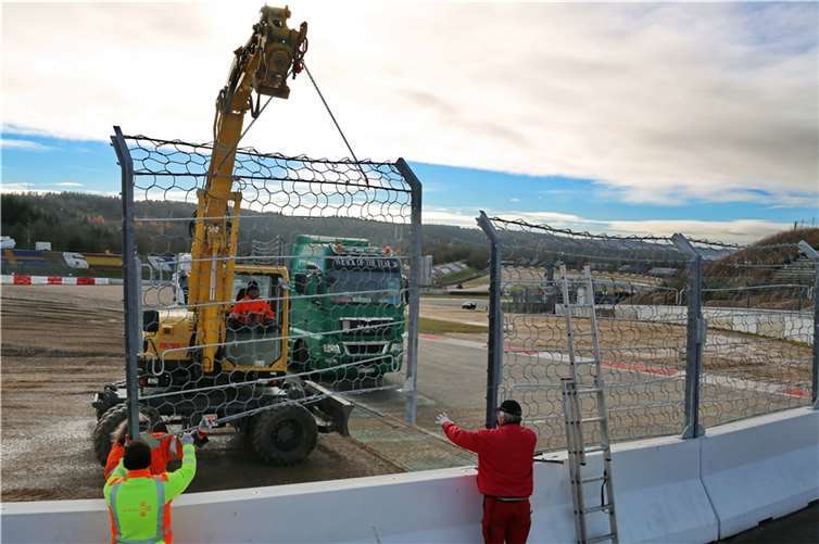 Betonblöcke und Zaunelemente werden an der Rallycross-Strecke platziert, um die neue Streckenführung zu begrenzen. Foto: Nürburgring