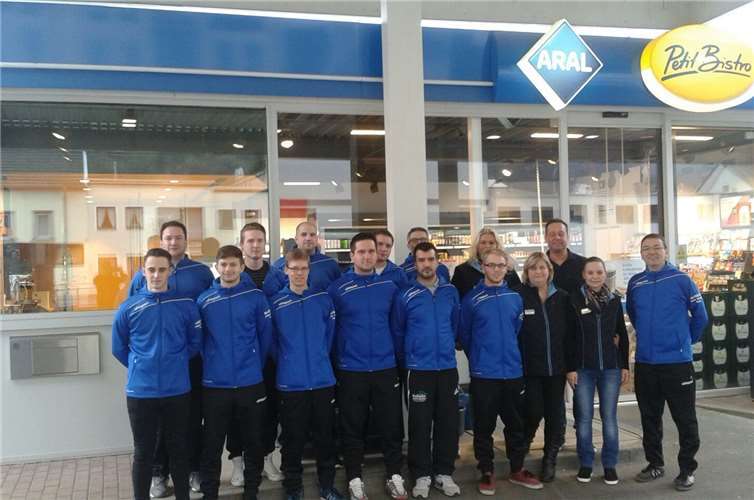 Betreiber Torsten Reiner und Stationsleiterin Nicole Podojil-Meister wünschten dem Trainerteam und den Spielern viel Erfolg in der laufenden Saison.privat