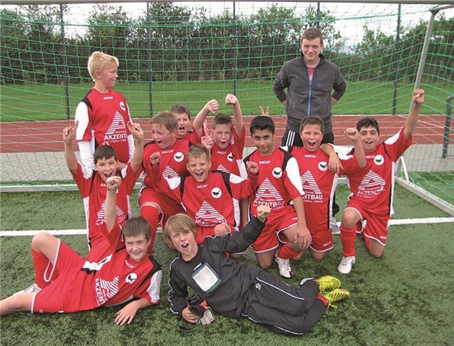 Betreuer Daniel Neuhaus freut sich mit den D-Junioren über das Unentschieden zu Saisonbeginn.privat