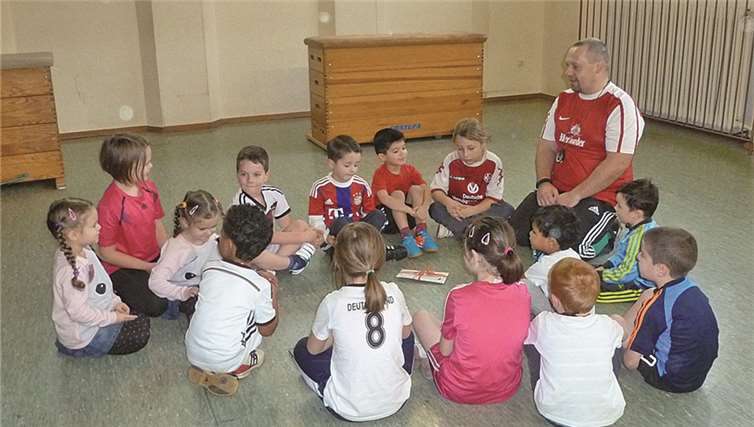 Betreuer Steffen Kolb und die Bambinis des FC Burgen. privat