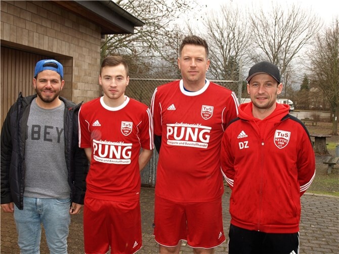 Betreuer T.Pung li. und Trainer D. Zimmermann re. begrüßen die Neuen P.Groß und R. Kryut.privat