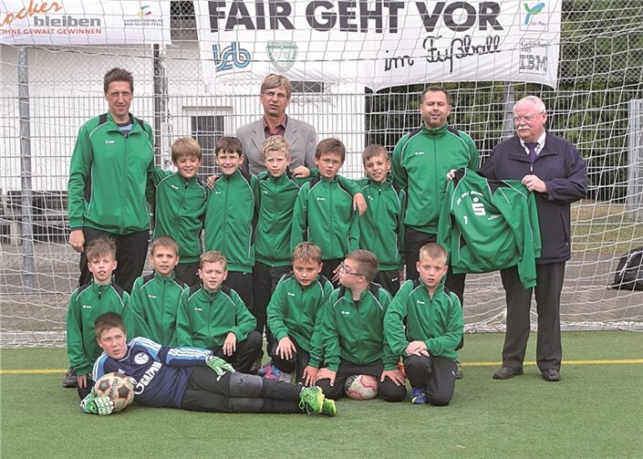 Betreuer uns Spieler freuen sch über die neuen Outfits.  Privat