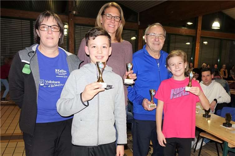 Sofie Hartmann, Louis Schipke sowie Monika Kracke und Kurt Schüller sind die Sportler-innen des Jahres in Urmitz BetreuerInnen und die beiden Sportler des Jahres.