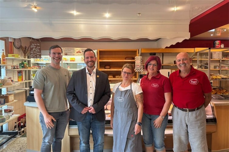 Betriebsbesuch in der Bäckerei Engels in Nachtsheim (v.l.n.r.): Alexander Röser (Wirtschaftsförderer) und Bürgermeister Timo Kanzinger mit Sarah Hilger-Felderhoff sowie den Inhabern Helga und Werner Engels