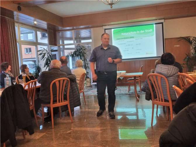 Betriebshofleiter Andreas Anheier hatte einen interessanten Einblick in die Arbeit des Betriebshofs mitgebracht.  Foto: Paul Schneider