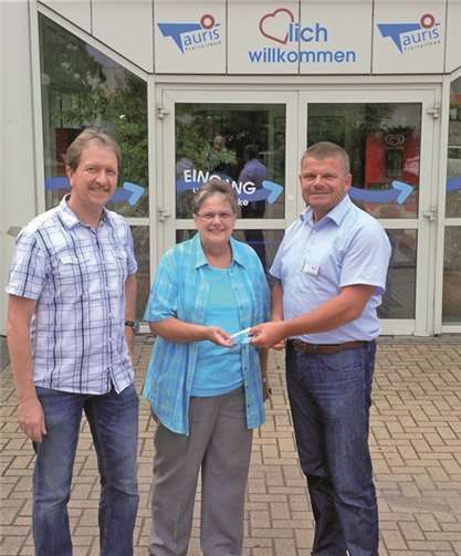 Betriebsleiter Horst Werner mit einer Gewinnerin. Freizeitbad Tauris