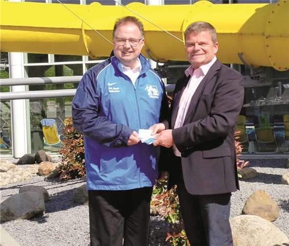 Betriebsleiter Horst Werner (rechts) bei der Übergabe der Freikarten an Konny Urmetzer, Jugendleiter der SG 2000 Mülheim-Kärlich.privat