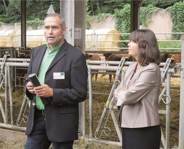Betriebsleiter Michael Ullenbruch überzeigte Landwirtschaftsministerin Ulrike Höfken mit komplexem Fachwissen zur ökologischen Hühnerhaltung.