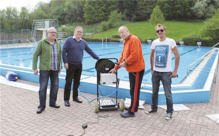 Betriebsleiter Wilfried Schmitt und sein Team arbeiten seit Anfang April für die Aufnahme des Badebetriebs. privat