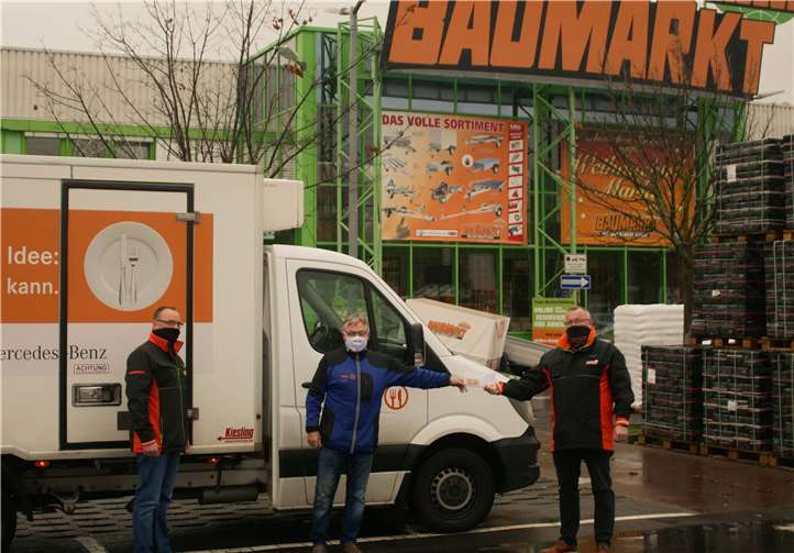 Betriebsstellenleiter Eisenhauer und Kollege Ferges bei der Übergabe des Geldes an Peter Bäsch, Vorsitzenden der Tafel in Koblenz.Foto: privat