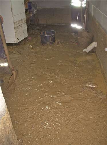 Betroffen von Wasser und Schlamm waren auch Garagen und Keller. Verbandsgemeinde Brohltal