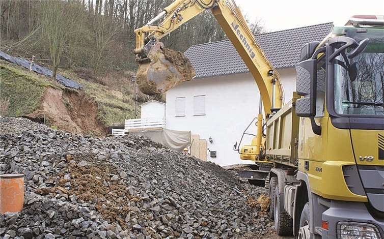 Betroffene Gesichter angesichts des bitteren Schicksals von Heike und Stefan Trier auch bei Ulrich Kleemann und Uwe Hüser beim Ortstermin.DL