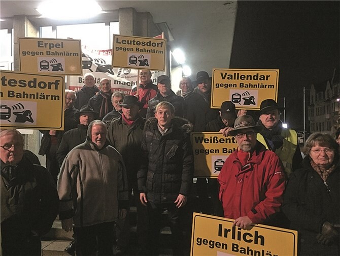 Betroffene und engagierte Bürger demonstrierten kürzlich gegen die anhaltende Lärmbelästigung durch Bahnverkehr.privat