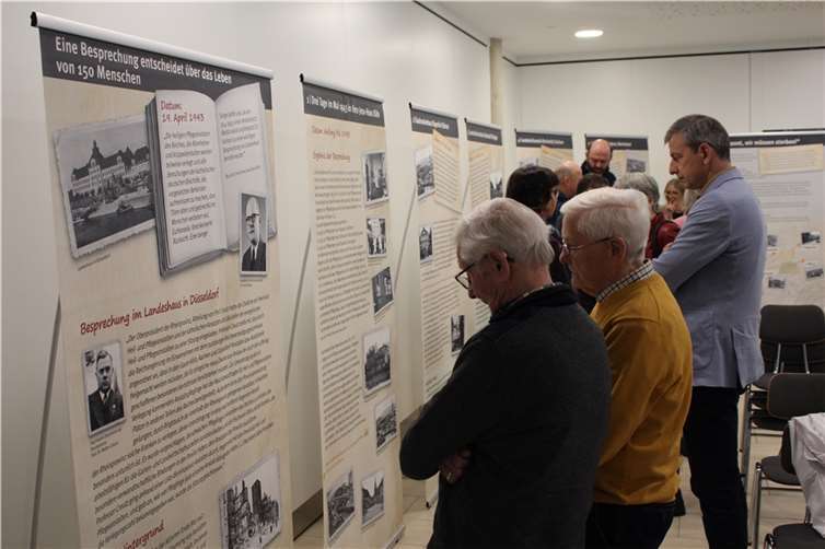 Betroffenheit zeigten die Gäste beim Betrachten der Tafeln der Ausstellung. Sie beginnen mit dem April im Jahr 1943, als Dr. Volmari von der Selektion seiner 150 Schützlinge erfuhr.