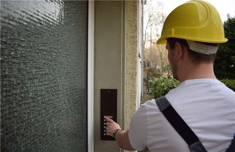 Betrüger kommen oftmals als „falsche Handwerker“ um ahnungslose Bürger an der Haustüre über das Ohr zu hauen. LKA