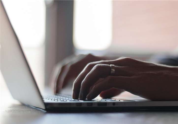 Betrüger wollen an das Geld ihrer Opfer und erpressen diese mit angeblichen Nacktbildern oder entsprechenden Videos. Foto: Symbolbild/Pixabay