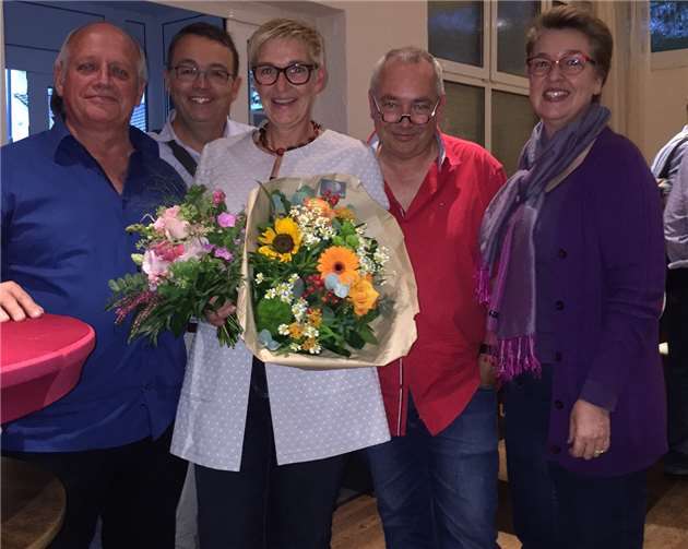 Bettina Bähr-Losse im Kreis der Wachtberger SPD-Delegierten nach Bekanntgabe des Wahlergebnisses.privat