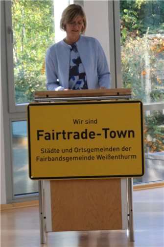 Ehrenbotschafter Manfred Holz überreicht die Zertifizierungsurkunde Bettina Becker von der Fairtrade-Steuerungsgruppe.
