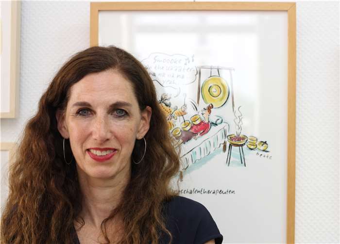 Bettina Bexte liebt ihren Beruf. Sie ist Zeichnerin mitLeidenschaft. Ihr Skizzenbuch hat sie immer dabei und scribbelt ihre Eindrücke. Daraus entstehen Cartoons mit ihrem Witzund ihrer Ironie von lebhafter Leichtigkeit. Fotos: Privat