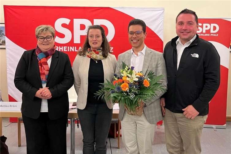 Für sozialen Aufbruch, Klimaschutz und klare Zukunftsverantwortung Bettina Brück, Ruth Greb und Benedikt Oster (v.ln.r.) gratulieren dem frisch gekürten Bundestagskandidaten Umut Kurt (2.v.r). Foto: Theresa Göbel