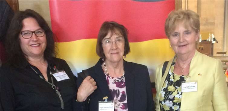 Bettina Cornely (v. l.), Inge Hempstead und Liz Wheatley vertraten die Partnerstädte Mayen und Godalming bei der Konferenz.  privat