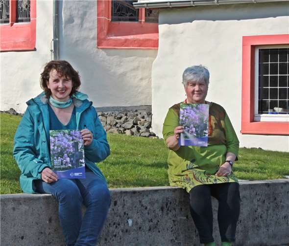 Bettina Kaiser aus Westerburg und Pfarrerin Sabine Jungbluth sind die neuen Delegierten der Evangelischen Frauen in Hessen und Nassau e.V. im Westerwald. Sie zeigen an der Westerburger Schlosskirche die Verbandszeitschrift. Foto: privat