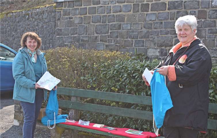 Bettina Kaiser (li.) und Pfarrerin Sabine Jungbluth packen an der Westerburger Schlosskirche Rucksäcke für die Wander-Challenge im Westerwald. Fotos: Sabine Hammann-Gonschorek