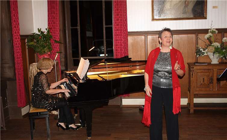 Bettina Kerth (Sopran) und Zane Stradyna (Klavier). RÜ