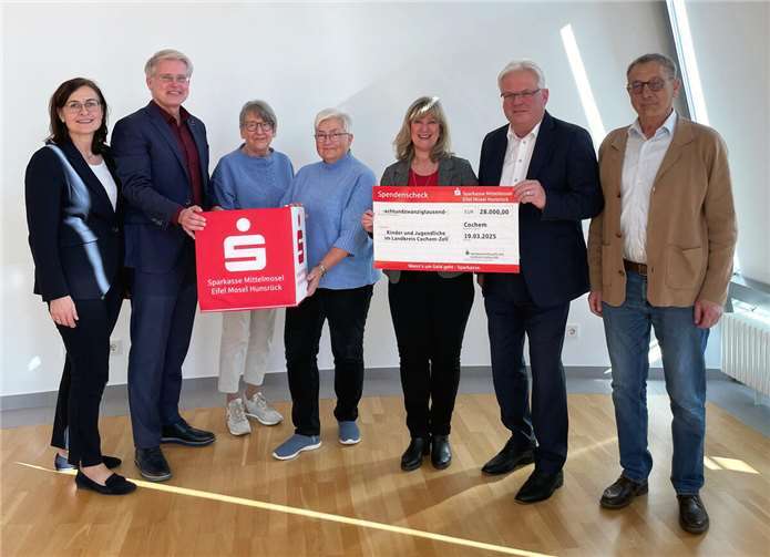 Bettina Pellio, Geschäftsführerin, Eric Westerheide, Vorsitzender des Vorstandes Sparkasse, Inge Krämer, Hildegard Moritz, Landrätin Anke Beilstein, Vorsitzende des Kuratoriums, Volker Knotte, Vorstand, Helmut Braunschädel. Es fehlen auf den Foto: Andreas Peifer und Thomas Krämer.  Foto: Sparkasse