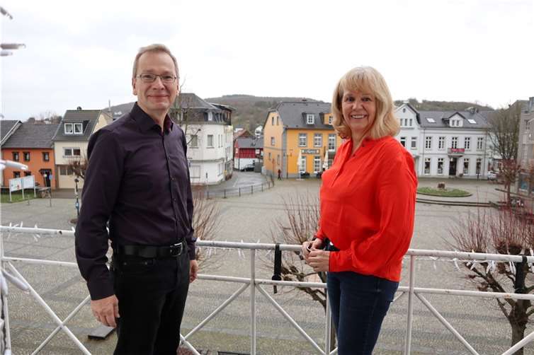 Bettina Schroeter (r.) mit Bürgermeister Andreas Geron im Sinziger Rathaus. Foto: Stadtverwaltung Sinzig