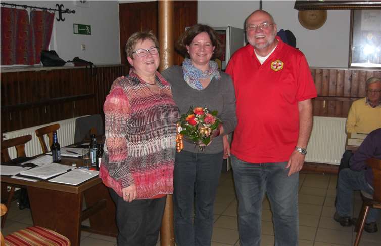 Bettina Than, die neue 1. Vorsitzende des TV Wallersheim e.V.v.li. Margret Herbst, Bettina Than und Klaus Möntenich. Foto: privat