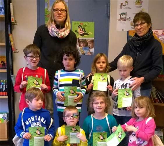 Bettina Weidner und Maria Hartmann begleiteten die jungen Leser der Kinderkurse zum Bücherei-Führerschein.privat