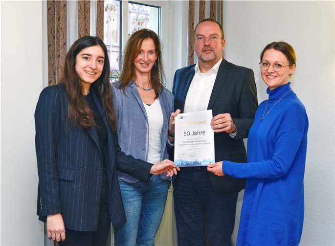 Betül Koc, Auszubildende bei der IHK Koblenz, Judith Haehner, Leiterin Personal- und Unternehmensorganisation der Stadtwerke Andernach, technischer Geschäftsführer der Stadtwerke Andernach Jan Deuster und Anne Glück, Regionalberaterin bei der IHK Koblenz freuen sich gemeinsam. Foto: Stadtwerke Andernach