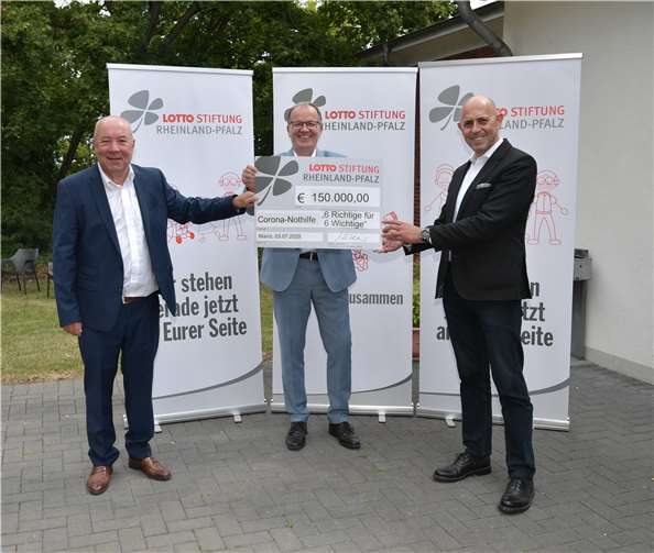 Beu der Scheckübergabe: Magnus Schneider (Vorstandsvorsitzender der Lotto Rheinland-Pfalz – Stiftung) - v.li.n.re., Andreas Zels (Vorsitzender der LIGA der Freien Wohlfahrtspflege) und Jacob Geditz (Vorstandsvorsitzender von Die Jugendherbergen). Foto: privat