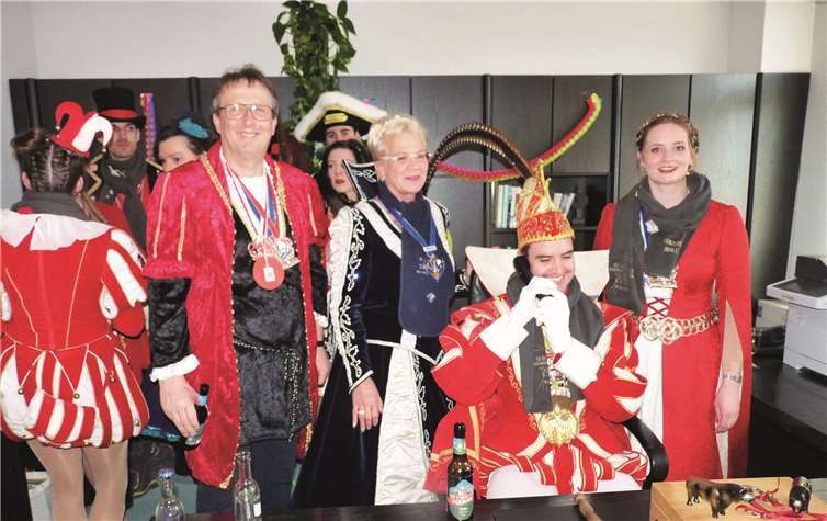 Bevor Prinz Simon I. es sich auf dem Chefsessel so richtig gemütlich machte, telefonierte er mit VG-Bürgermeister Jörg Lempertz und wünschte ihm im Namen aller Akteure beste Genesung.