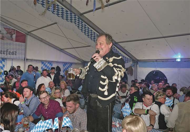 Bevor „Sepp und die Steigenwälder Knutschbär´n“ die Stimmung im Festzelt in wenigen Minuten zum Kochen brachten, brachte „Chefknutschbär“ Sepp Hauck den Besuchern bei, wie man „Oa Maß“ in einem Zug leert.