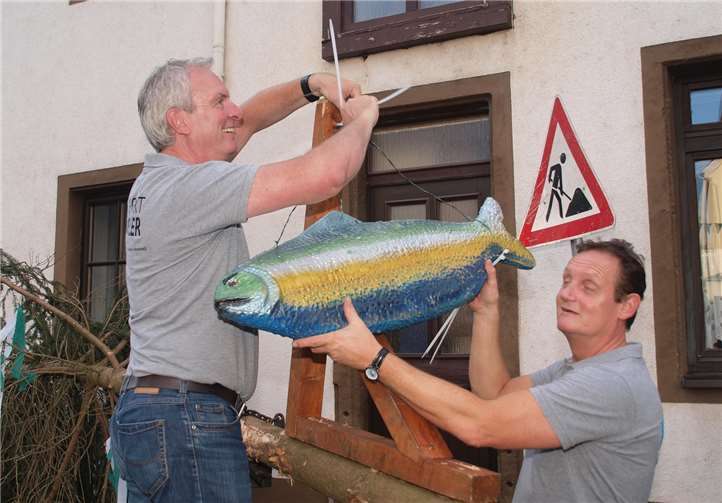 Bevor der Baum in die Höhe kam, wurde noch schnell der Plastikfisch angebracht, das ist Tradition in Koblenz-Moselweiß.