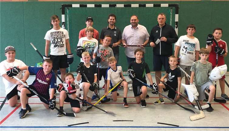 Bevor der EHC-Nachwuchs im Icehouse den Trainingsbetrieb wieder aufnimmt, schwitzten die Spieler sowie ihre Trainer Holger Pöritzsch und Sven Asbach in den vergangenen Wochen in der Melbacher Turnhalle. Der EHC-Vorsitzende Uli Günster und der Melsbacher Ortsbürgermeister Holger Klein ließen es sich nicht nehmen, sich ein Bild von den Jungs zu machen.Foto: privat