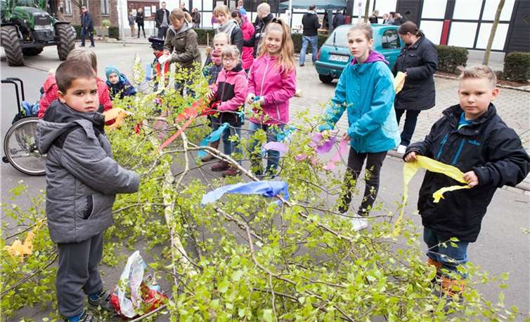 Bevor der Ollheimer Maibaum aufgestellt wurde, hatten die Kinder des Dorfes ihren Spaß beim Schmücken mit bunten Bändern. Jost