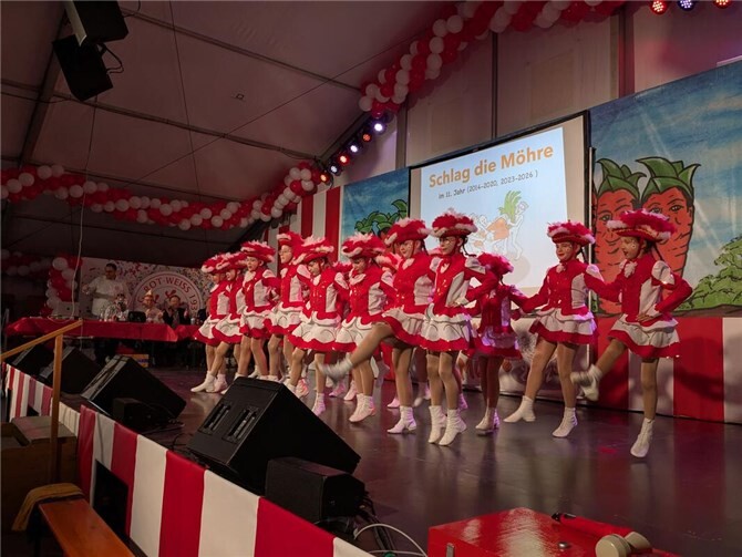 Bevor der erste Wettstreit begann, gehörte die Bühne den „Aktiven Möhrchen“, die etwas größeren Tänzerinnen (acht bis elf Jahre) der K.G.. Fotos: KS