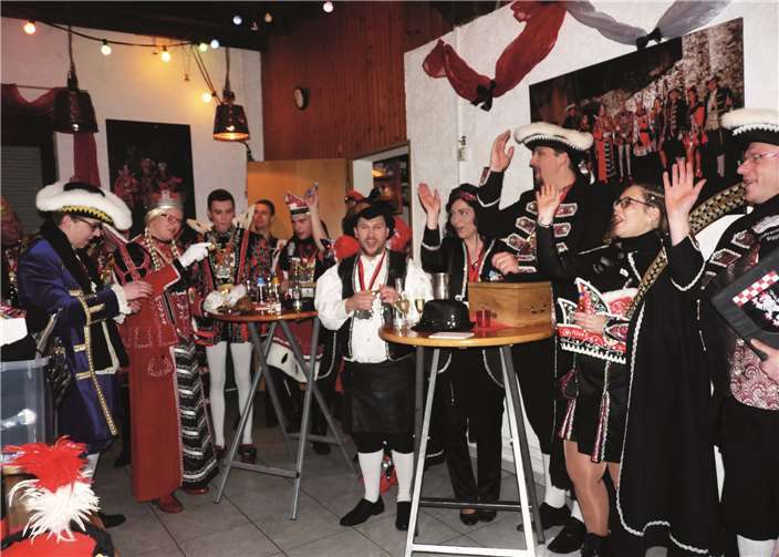 Bevor der närrische Adel zu seinem ersten Auftritt startet, gibt´s für jeden noch schnell ein kleines Schnäpschen. -FRE-